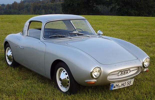 DKW Monza: Năm sản xuất 1956. Dù bạn có tin hay không, thân xe của DKW Monza thật sự làm bằng polyester (và được cường lực bằng sợi thủy tinh). Đó là lý do khiến nó nhẹ và có tính khí động học cao, cũng như phá vỡ 5 kỷ lục thế giới chỉ trong một ngày đẹp trời năm 1956.