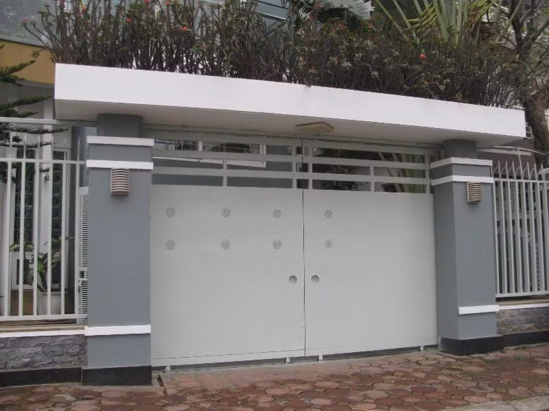 Dàn hoa xương rồng khiến cổng trở nên mềm mại hơn.