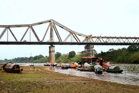 Ứng xử với cầu Long Biên không phải ứng xử với chỉ đơn thuần như một thiết chế giao thông, nó là thiết chế văn hóa, là sản phẩm văn hóa tinh thần gắn liền với hình ảnh của Hà Nội.