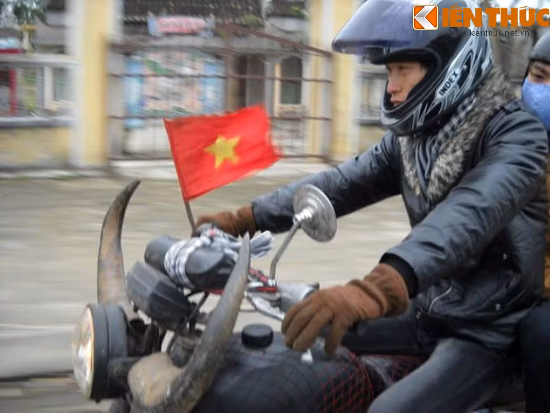 Khó khăn nhất khi gắn cặp sừng trâu vào xe là làm thế nào để đảm bảo an toàn, không gây vướng cho người điều khiển, cũng như tránh được va chạm với người khác khi tham gia giao thông trong điều kiện đường xá đông đúc ở Việt Nam.