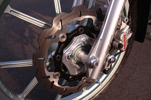 Xuống dàn chân là dĩa Galfer 260mm, mâm Daytona... Lòng nhôm CNC, heo Brembo KTM 2012.