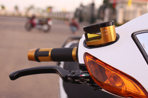 Nhìn sơ qua, người ta đủ thấy các món đồ chất chơi hội tụ trên chiếc xe. Như tay thắng Brembo RCS, bao tay Rizoma Lux gù xéo vàng.