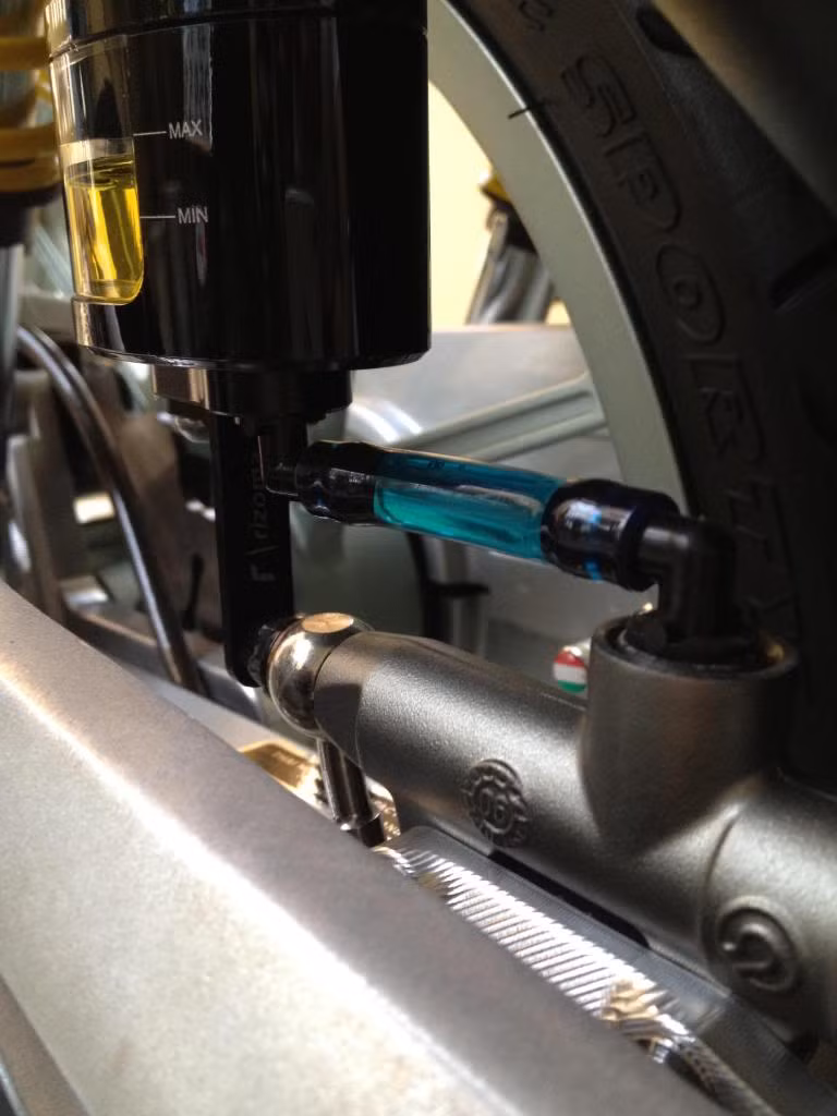 Cận cảnh pass giữ bình dầu R/ rizoma.