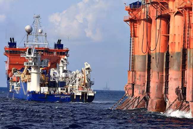 Trong quá trình khoan, bùn sẽ bắn lên qua ống ra khỏi mũi khoan và đẩy các mẩu đá cắt ra khỏi lỗ. Sau đó, nối thêm ống khoan khi lỗ càng khoét sâu. Khi mũi khoan chạm tới độ sâu định trước thì tháo ống khoan, mũi khoan và vòng đệm ra.