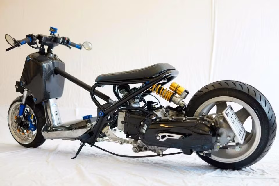 Chiếc xe được gia công lại khung sườn và điểm xuyết nhiều đồ chơi hàng hiệu. Trục cơ sở được kéo dài, bánh trước size nhỏ và bánh sau size to, xe trang bị phuộc Ohlins.