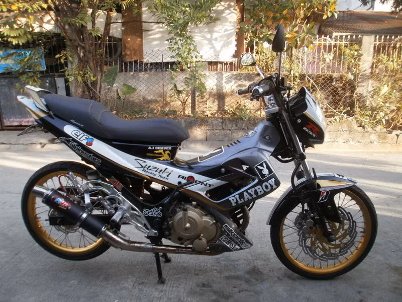 Yên 2 tầng, ngoại hình xe có vẻ yếu đuối nhưng lực máy rất mạnh mẽ.