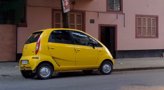 Tata Nano giá 2.598 USD. Nhiều người coi Tata Nano là chiếc xe rẻ nhất thế giới. Tuy nhiên với chúng tôi chiếc xe này chỉ xếp hạng 2. Thiết kế của Tata Nano khá thuyết phục người tiêu dùng bởi ko chỉ rẻ mà hình dáng cũng rất xinh xắn.