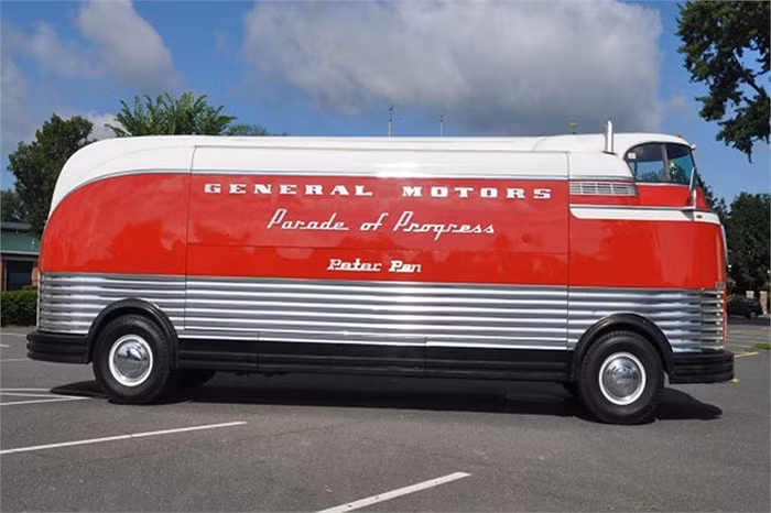 8. GM Futurliner #11 – 4.320.000 USD. Phiên bản minibus Futurliner dường như lột xác hoàn toàn, không còn mang dáng dấp quê mùa như lần đầu tiên được trình làng trước công chúng.