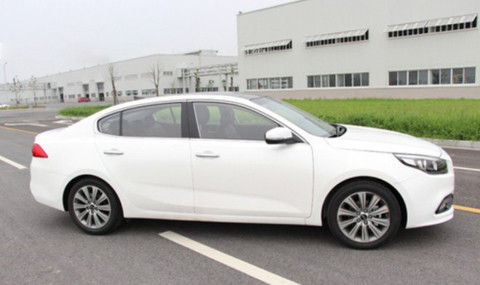 Trái tim của Kia K4 là 2 loại động cơ : động cơ 1,8 lít 146 mã lực, 175 Nm và động cơ 2,0 lít 162 mã lực và 194 Nm, cả hai cùng được gắn với hộp số tự động 6 cấp hoặc số sàn 6 cấp.