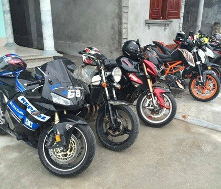 Dàn xe dàn hàng ngang, xếp gọn gàng trong sân nhà Lệ Rơi (tên thật là Nguyễn Đức Hậu, trú tại huyện Ninh Giang, tỉnh Hải Dương).