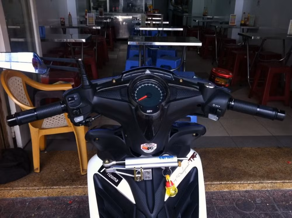 Dàn đầu xe cực chất với bao tay Rizoma Lux và gù trung, bình dầu Rizoma Next, kính Rizoma 959, trợ lực Ohlins cùng đồng hồ Uma Racing.