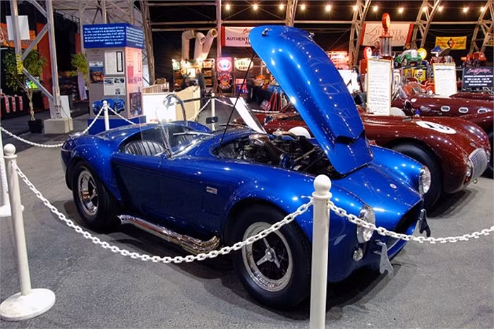 5. Shelby Cobra 427 Super Snake 1966 – 5.500.000 USD. Đạt vận tốc 322 km/giờ vào năm 1966, phiên bản Super Snake siêu hiếm này sở hữu công suất cực lớn, đương nhiên vận hành chiếc xe này cũng không hề dễ dàng.