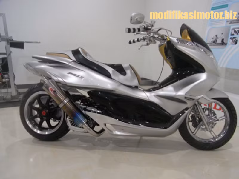 Phiên bản 1 gắp N sau quen thuộc với dân độ xe, yên xe thiết kế độc đáo và ống pô kiêu hãnh chổng ngược lên trời.