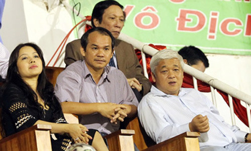 Người đàn bà đẹp trong trái tim bầu Kiên cũng thường cùng chồng đi xem bóng đá. Ảnh: Bầu Kiên cùng vợ đi xem bóng tại sân Pleiku.