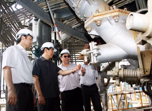 Nhà máy hiện có 125 chuyên gia, thợ kỹ thuật bậc cao của Trung Quốc và hơn 1.600 kỹ sư, công nhân là người Việt Nam làm việc tại các dây chuyền, bộ phận sản xuất của nhà máy. Ảnh: Ông Doãn Văn Hưởng - Chủ tịch UBND tỉnh Lào Cai thăm nhà máy vào ngày 18/5.