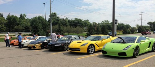 Dàn xế của Gia Lai Team nổi bật tại Columbus và nhận được nhiều sự quan tâm của khách tham quan.