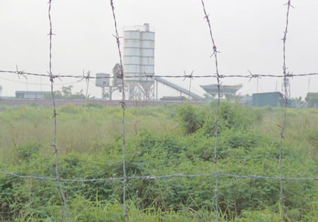 Kết quả kiểm toán còn cho thấy, nhiều tập đoàn, tổng công ty có đầu tư xây dựng, kinh doanh bất động sản đều có dự án triển khai chậm hoặc kéo dài nhiều năm làm giảm hiệu quả đầu tư. Cả 7/7 dự án kinh doanh bất động sản của Tổng công ty xây dựng công trình giao thông 5 (Cienco5) đều chậm tiến độ. Ảnh: Dự án khu đô thị mới Cienco5 - Mê Linh.