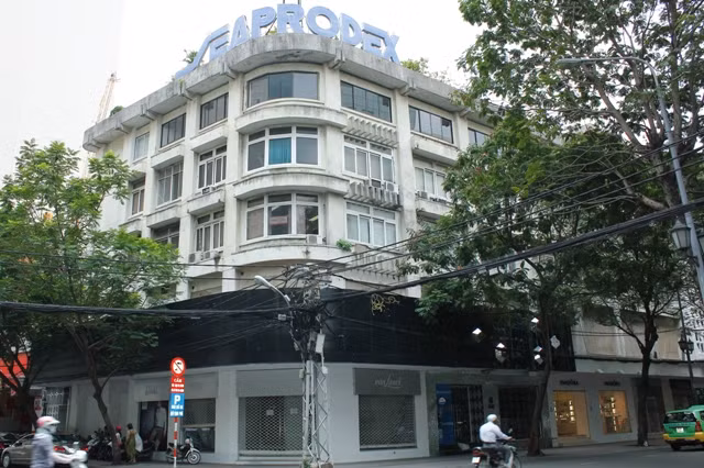 Trong khi đó, Tổng công ty Thủy sản Việt Nam (Seaprodex) đang có 30.693,6 m2 đất chưa được sử dụng. Không chỉ quản lý đất không hiệu quả, Seaprodex còn có nhiều sai phạm có hệ thống tại Seaprodex và các đơn vị thành viên. Trong đó có một điều rất lạ lùng: lãnh đạo càng sai phạm, càng làm ăn thua lỗ thì lại được bổ nhiệm giữ chức vụ cao hơn.