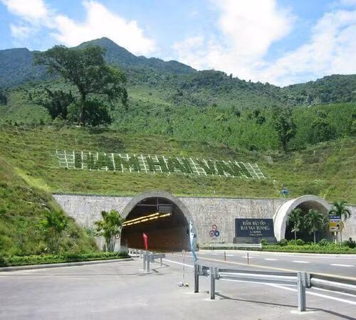 Còn Tổng công ty xây dựng công trình giao thông 6 (Cienco 6) cũng đang chưa sử dụng 1.769,6m2. Ảnh: Hầm Hải Vân, một công trình điển hình của Cienco 6.