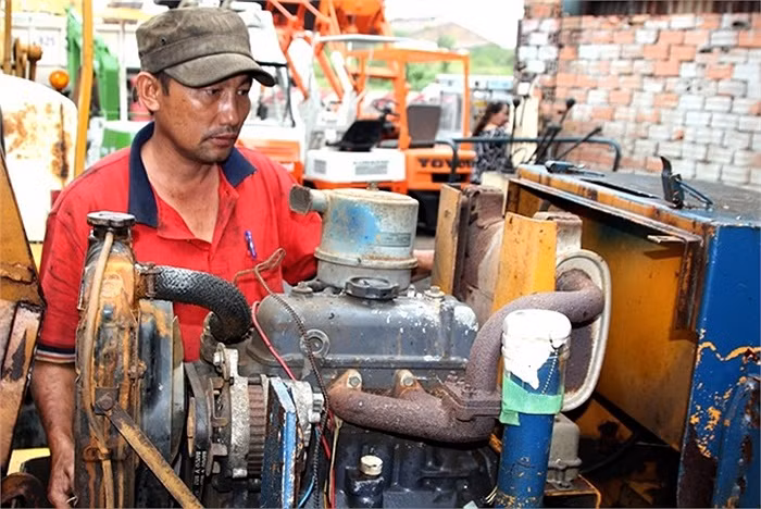 Anh Hòa, chủ một cửa hàng bán xe cơ giới cũ ở đây cho biết, tiêu thụ mạnh nhất là những dòng xe xúc có kích thước nhỏ, chủ yếu là người dân mua về để đào mương, múc ao...