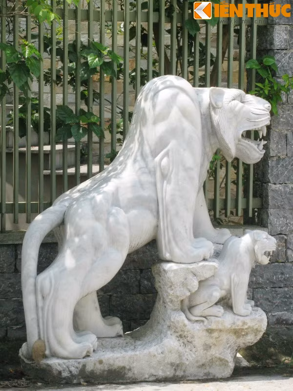 Theo anh Nguyễn Văn Hòa, chủ một cơ sở chuyên điêu khắc thạch cao và đá ở đường Phạm Hùng (quận Nam Từ Liêm, Hà Nội), để sở hữu một con sư tử đẹp bằng thạch cao, cao 1,5 - 2 m, người mua phải trả số tiền khoảng 10 - 15 triệu đồng. Đối với sư tử làm bằng đá quý thì giá tiền có thể gấp đôi, gấp 3 lần.