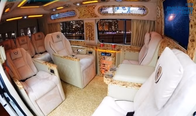 Dòng Transit DCar Limited phiên bản 2014 được trang bị nội thất như những chiếc Limousine. Cửa xe khi bước vào cũng được thiết kế mở tự động.