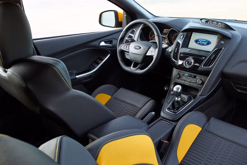 Ford đã thiết kế lại nội thất Focus, đem lại sự trực quan và “giản lược” hơn phiên bản trước. Hệ thống nút bấm cũng giảm đi đáng kể, giúp nội thất xe linh hoạt dễ sử dụng hơn. Thêm vào đó, cụm đồng hồ trung tâm và màn hình hiển thị các thông số cơ bản của Focus ST 2015 cũng có những nét tươi mới hơn.