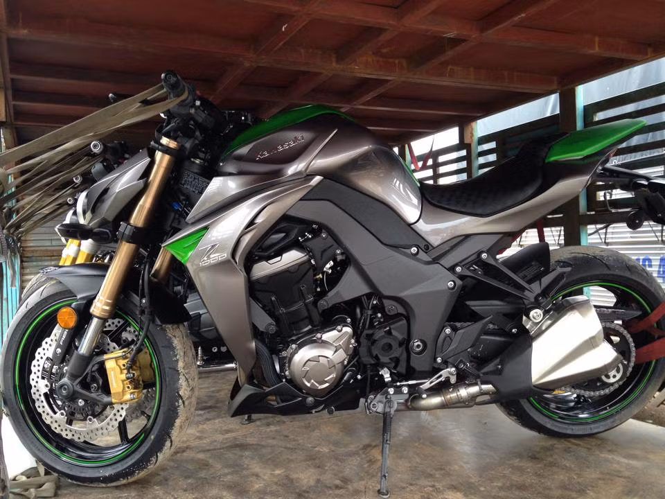 Siêu mô tô Kawasaki Z1000 2014 được giới trẻ vô cùng ưa chuộng bởi phong cách hầm hố, dữ dằn. Xe được trang bị hệ thống đèn pha LED hiện đại, tay lái bằng nhôm và bình xăng có dung tích 17 lít. "Trái tim" của xe là khối động cơ 4 xi-lanh, dung tích 1.043cc, sản sinh công suất tối đa 142 mã lực.