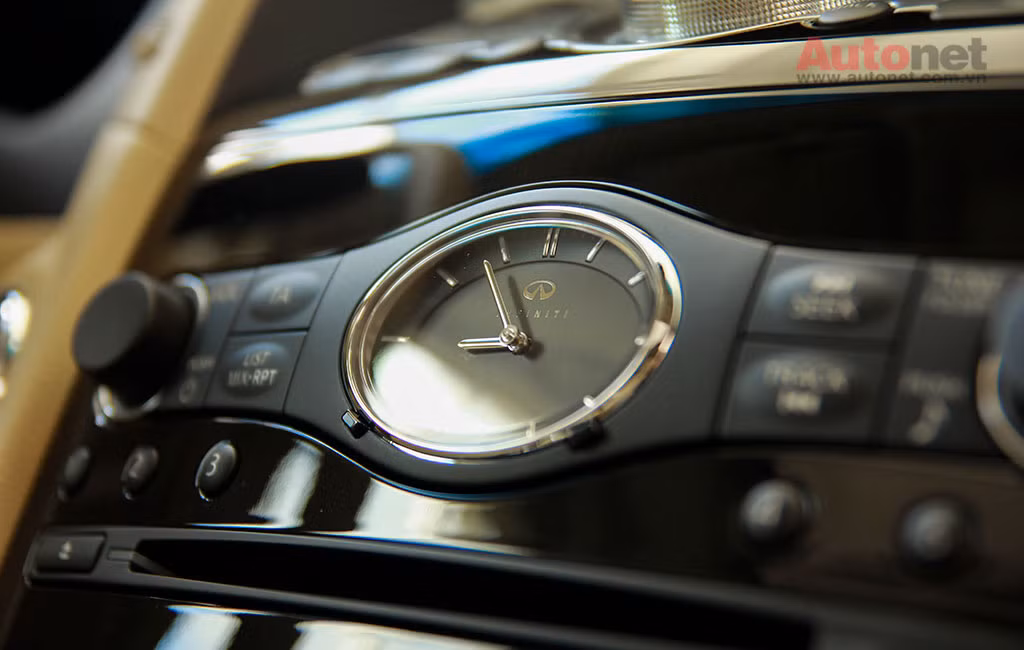 Infiniti QX70 sử dụng động cơ V6, 3.7 lít, công suất cực đại đạt 325 mã lực tại 7.000 vòng/phút, mô-men xoắn cực đại đạt 362 Nm tại 5.200 vòng/phút, đi cùng hộp số 7 cấp đi kèm chế độ sang bằng số tay trên vô lăng. Thời gian tăng tốc từ 0 – 100km/h chỉ trong vòng 6,8 giây và đạt tốc độ tối đa là 235km/h.