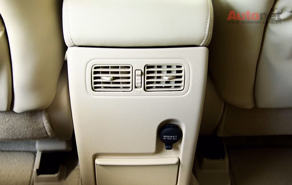 Về tính năng giải trí trên xe bao gồm hệ thống âm thanh cao cấp với 11 loa Boss, hệ thống Bluetooth, màn hình camera lùi, cửa sổ trời bằng kính mờ trượt điện chỉ một lần chạm tự động.