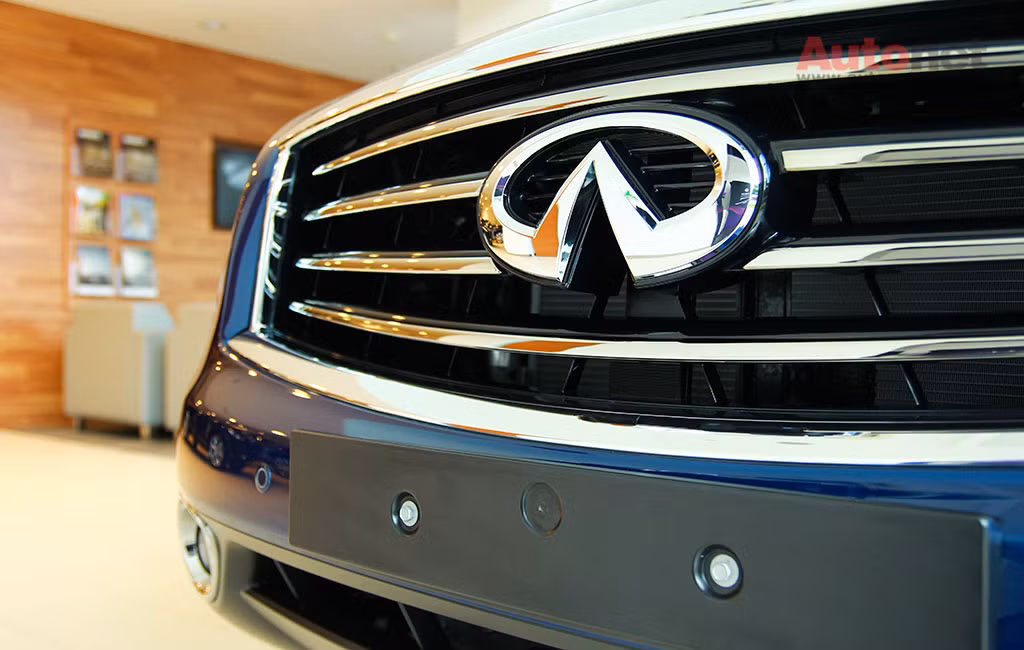 Với bộ áo mới mẻ này, Infiniti QX70 đang muốn hướng tới những khách hàng trẻ tuổi nhằm đáp ứng nhu cầu của một mẫu xe 5 chỗ sang trọng và thể thao mạnh mẽ. Bên cạnh đó là sự rộng rãi không kém cho khoang nội thất bên trong cho những chuyến đi chơi xa.