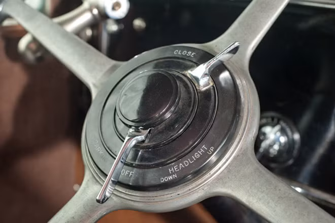 Vô lăng xe có tích hợp nút điều khiển đèn pha và một số tính năng khác.