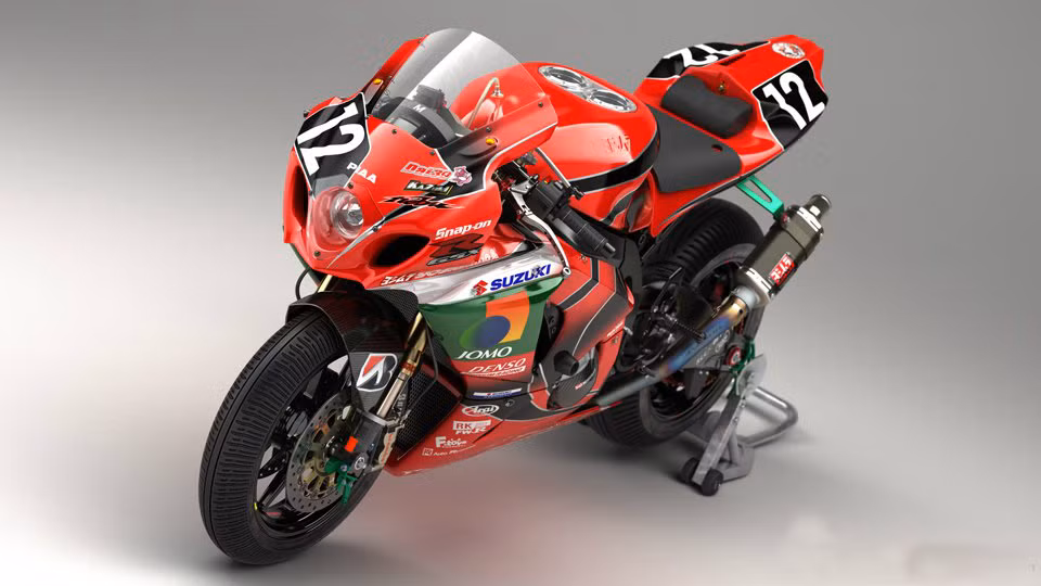 Chiếc xe sở hữu màu đỏ đen được xem là màu truyền thống của hãng pô danh tiếng Yoshimura. Màu sắc này không chỉ nổi bật mà còn mang lại cảm giác khác biệt hoàn toàn với những gì ta thường thấy trên các xe thương mại của Suzuki.