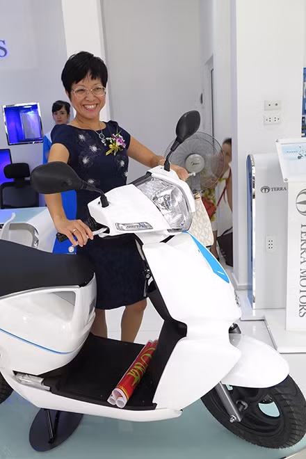 MC nổi tiếng Thảo Vân là khách hàng đầu tiên chọn mua dòng xe máy điện công nghệ mới này.