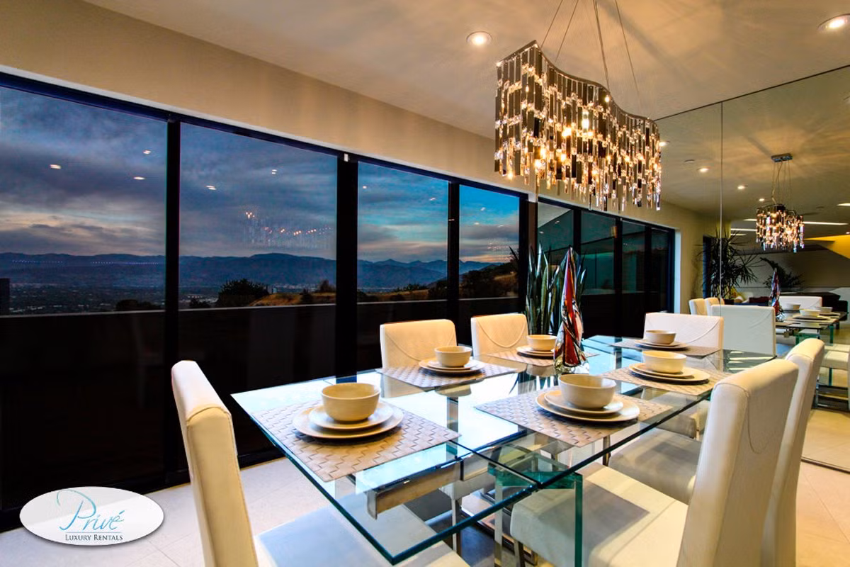 Bạn có thể ngắm nhìn cảnh đẹp thành phố trong khi thưởng thức bữa tối sang trọng.