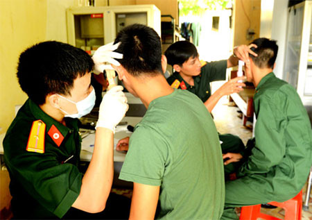 Toàn đơn vị nhộn nhịp như ngày hội, chỗ nhận thêm quân trang, nơi thì khám lại sức khỏe, cắt tóc, vui chơi đọc sách báo, gấp chăn màn…