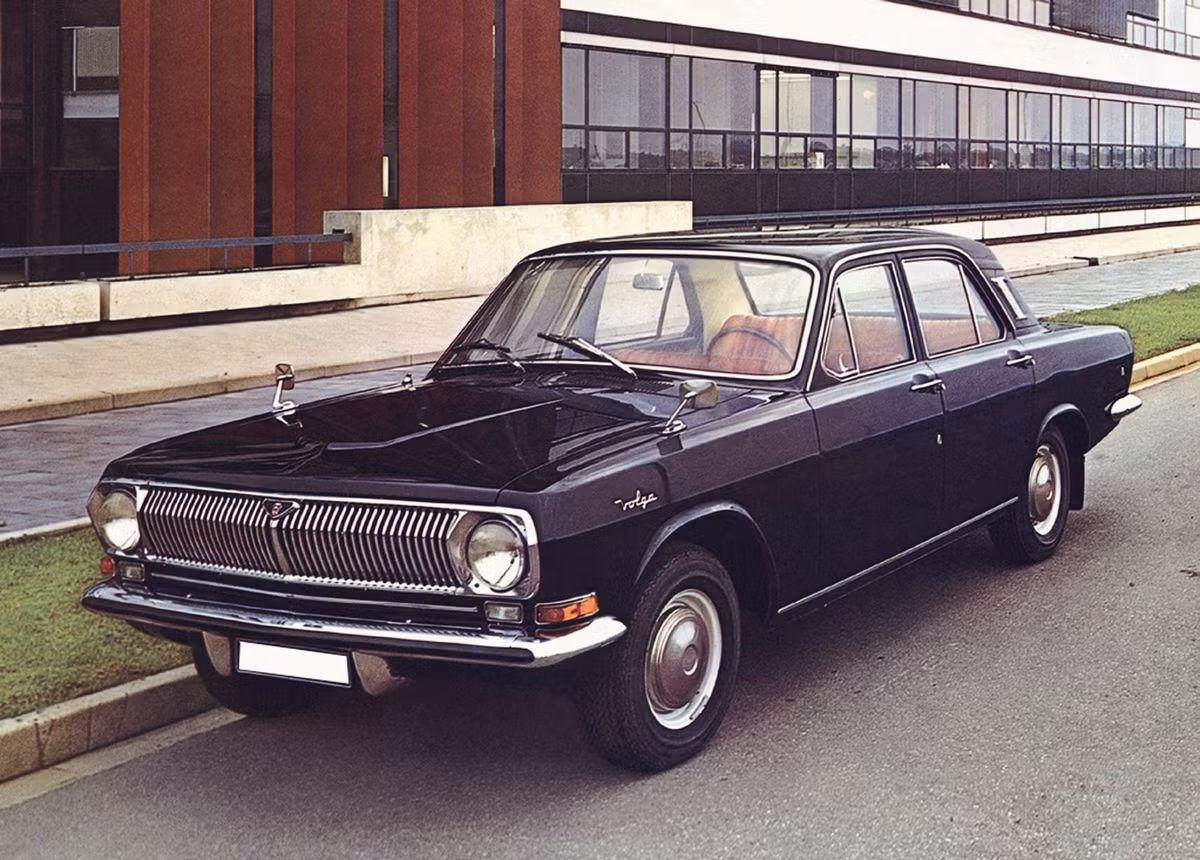 Sau năm 1958, Nhà nước Việt Nam Dân Chủ Cộng Hòa nhập các loại xe như: Moskvich, Giguli sản xuất ở Liên Xô và Skoda của Tiệp Khắc. Ảnh: Một chiếc Volga M-24 tại Châu Âu.