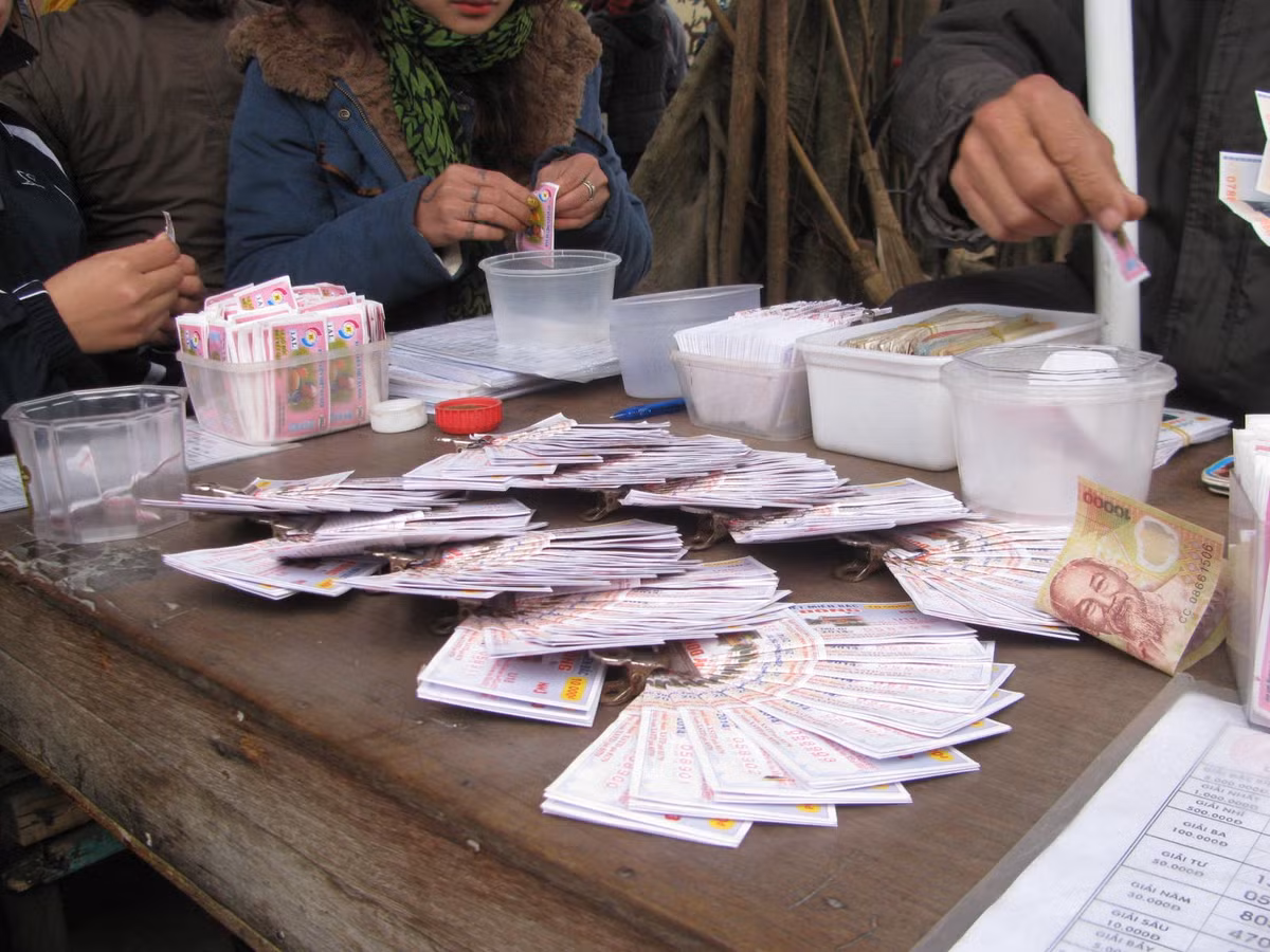 Dịch vụ xổ số cào "mọc" ngay trước Phủ Tây Hồ thu hút rất nhiều khách đến thử vận may, với 5.000 đồng một tờ xổ số bóc và 10.000 đồng một tờ xổ số cào. Ham mê trúng thưởng, nhiều người phải móc hầu bao tới vài trăm nghìn đồng để thử vận may hết lần này tới lần khác.