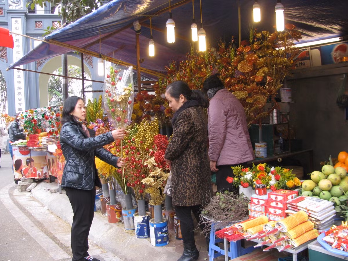 Các cửa hàng chuyên bán cành phúc, tài đua nhau hét từ 60.000 - 80.000 đồng/3 cành.