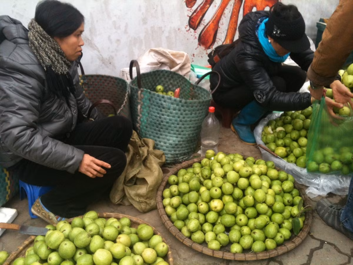 Các hàng hoa quả cạnh Phủ cũng rất đắt hàng thời điểm sát rằm. Ổi được bán với giá 50 - 65.000 đồng tùy loại, đắt gần gấp đôi ngày thường.