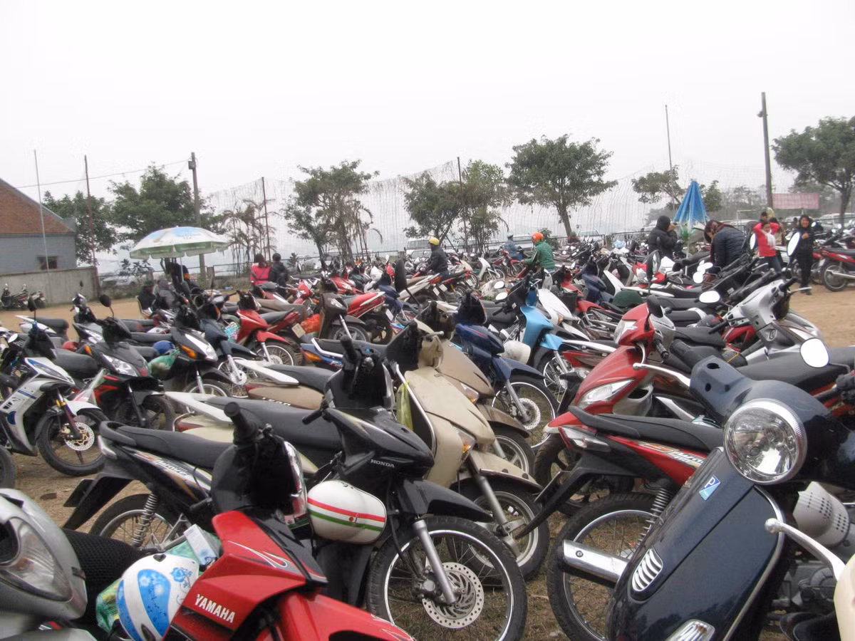 Chỉ 2 ngày nữa là đến rằm tháng Giêng nên lượng khách đến Phủ Tây Hồ làm lễ, cầu phúc đầu năm đã khá đông đúc. Bãi gửi xe rộng khoảng 200 m2 nhưng đã gần kín chỗ lúc giữa trưa. Tuy vé xe ghi giá niêm yết 3.000 đồng/xe, nhưng khi khách trả vé, nhà xe lại thu 5.000 đồng.