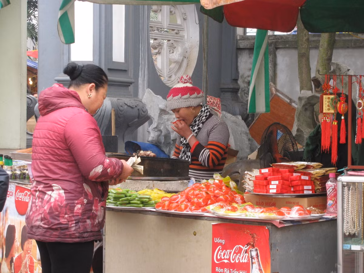 Khách đông, các dịch vụ ăn uống quanh Phủ có cơ hội "cá kiếm". Bình thường, bánh phu thê chỉ 3.000 đồng/chiếc, bánh cốm chỉ 5.000 đồng/chiếc nhưng những ngày này, các cửa hàng ở đây đều "chém" gấp đôi.
