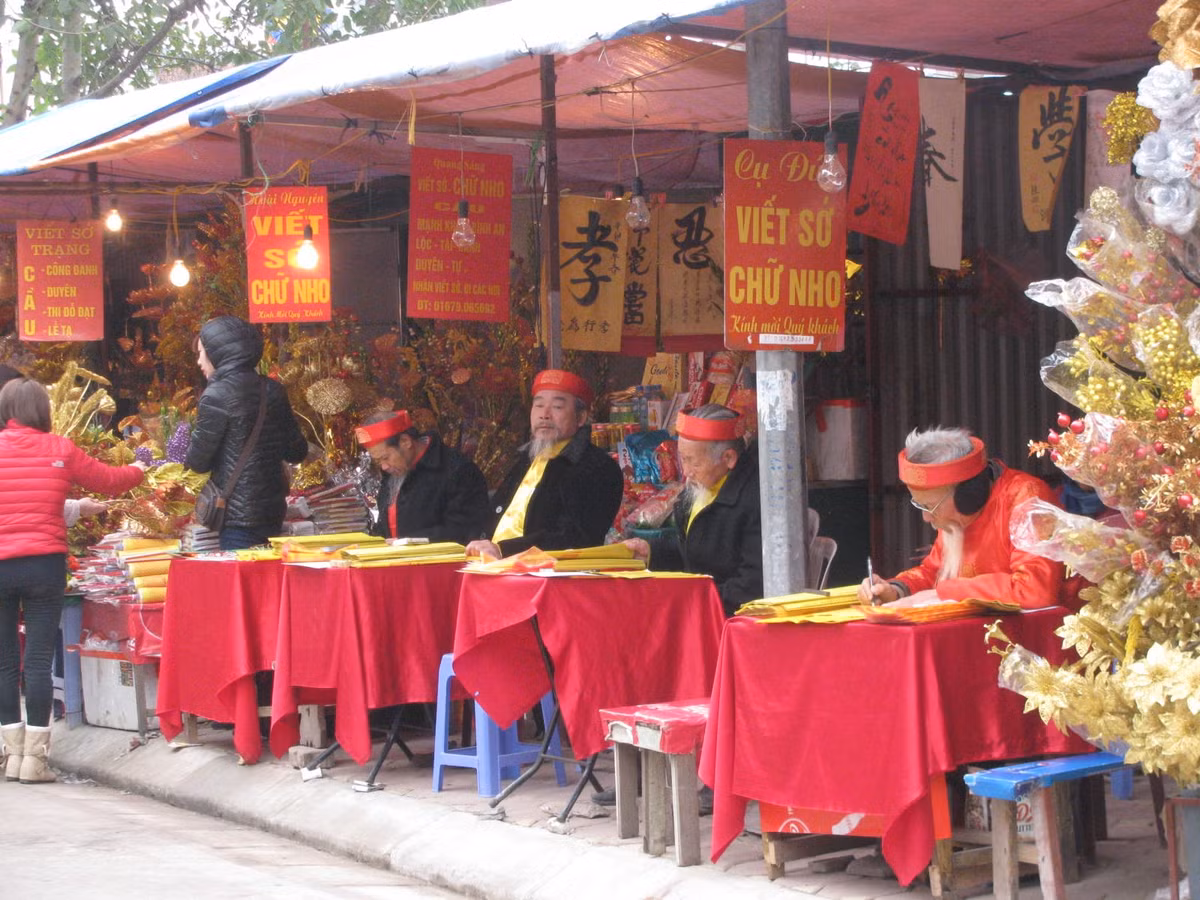 Dịch vụ viết sớ chữ Nho nhan nhản dọc đường vào Phủ và ngay cạnh các bãi gửi xe. Mỗi sớ gồm 3 tờ được các "ông đồ" ra giá 60 - 80.000 đồng, tăng gấp đôi ngày thường.