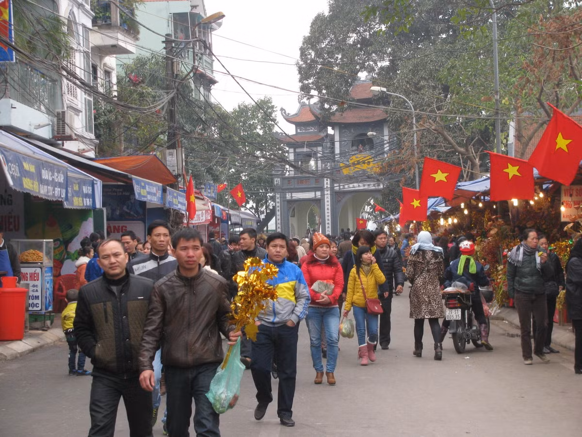 Dù biết bị "chặt, chém" nhưng nhiều khách vẫn chấp nhận và nô nức đi lễ với hy vọng cầu sức khỏe, cầu may cho gia đình dịp đầu năm.