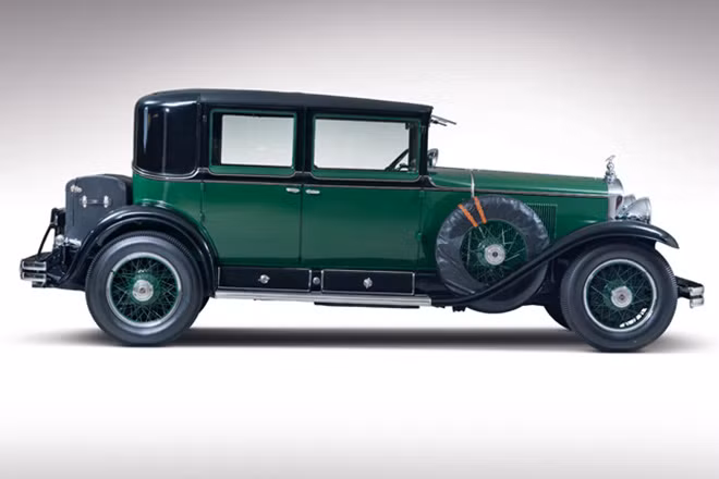 Đây được xem là một trong những mẫu xe chuyên dụng đầu tiên trong lịch sử của cảnh sát. Xe có màu sơn xanh bóng với thiết kế cửa chống đạn và lửa. Phần cửa xe không chỉ được bọc thép để chống đạn mà còn có một số lỗ hổng có khả năng điều chỉnh độ cao để đưa mũi súng ra ngoài.