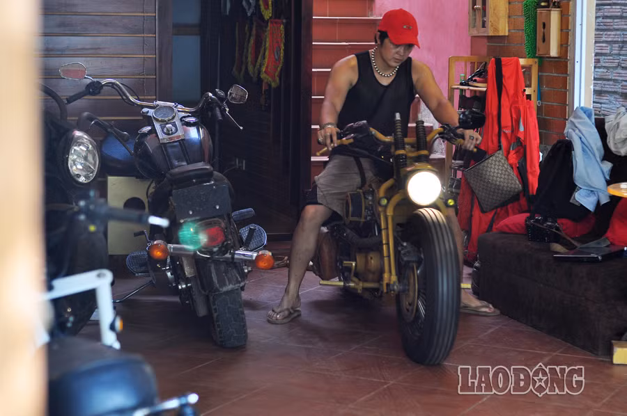 Với gần 10 năm kinh nghiệm Nguyễn Quốc Anh (SN 1980), đang sở hữu gần 20 chiếc xe các dòng đã được độ lại.