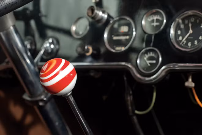 Cần số xe độc đáo và giống như một chiếc kẹo mút. Xe được trang bị còi báo động, đèn flash và máy nhận tín hiệu liên lạc dạng cầm tay.