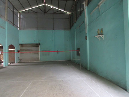 Nhà ăn của chùa Vĩnh Thái đã biến thành nhà thi đấu cầu lông.