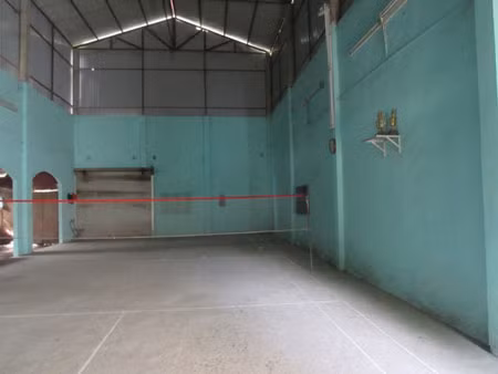 Nhà ăn của chùa Vĩnh Thái đã biến thành nhà thi đấu cầu lông.