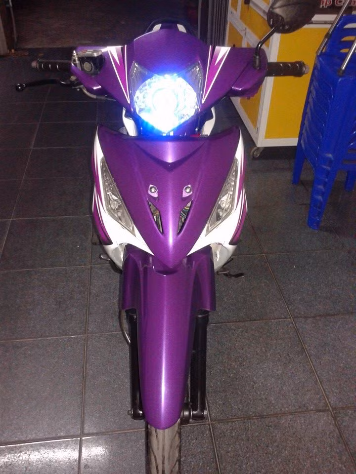 Gương cầu cũng được độ lại cho chóa đèn chói sáng và cá tính hơn.